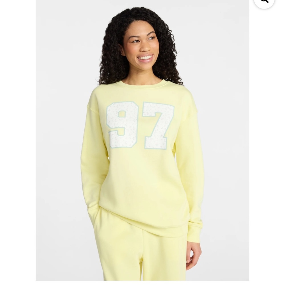 New No Boundaries Oversized Graphic Sweatshirt, Midweight